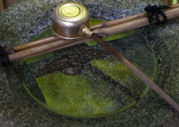 Ein Bild von einem Schritt, den jede(r) jederzeit probieren kann, mit der Kelle sich Wasser über die Hände gießen, wie Besucher in einem buddhistischen Tempel ihren Besuch beginnen können (Foto: Isabel Wienold)